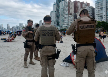 Barracas de camping são apreendidas durante operação na orla de Balneário Camboriú