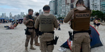 Barracas de camping são apreendidas durante operação na orla de Balneário Camboriú