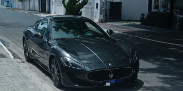 Carro de luxo é guinchado em Balneário Camboriú com mais de R$ 47 mil em débitos