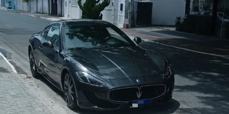 Carro de luxo é guinchado em Balneário Camboriú com mais de R$ 47 mil em débitos