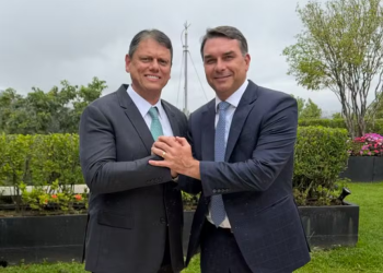 Flávio Bolsonaro e Tarcísio posam juntos pela 1ª vez após anúncio de candidatura à presidência