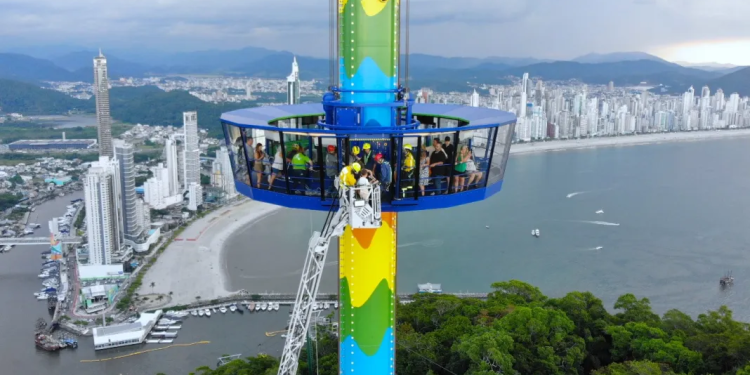 Brinquedo do Unipraias trava a 39 metros de altura e bombeiros resgatam cerca de 30 pessoas