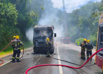 Incêndio em caminhão-tanque com carga corrosiva bloqueia BR-101 no Morro do Boi