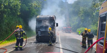 Incêndio em caminhão-tanque com carga corrosiva bloqueia BR-101 no Morro do Boi