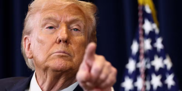 Analista comenta decisão do STF que liberou visita de assessor de Trump a Bolsonaro