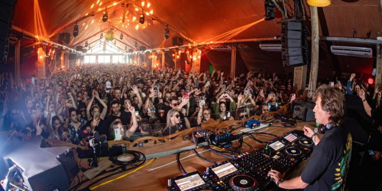 Templo da música eletrônica vai virar empreendimento imobiliário em praia de luxo em SC