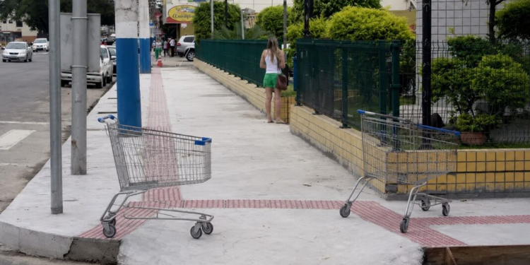 Projeto quer proibir abandono de carrinhos de supermercado nas ruas de Balneário Camboriú