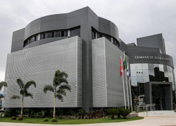 Suplentes acionam Justiça para tirar mandato de Vereador em Balneário Camboriú