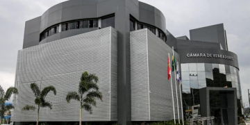 Suplentes acionam Justiça para tirar mandato de Vereador em Balneário Camboriú