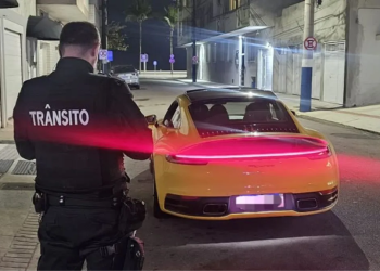 Motoristas fazem “showzinho” com Lamborghini e Porsche e viram alvo de guardas em Balneário Camboriú