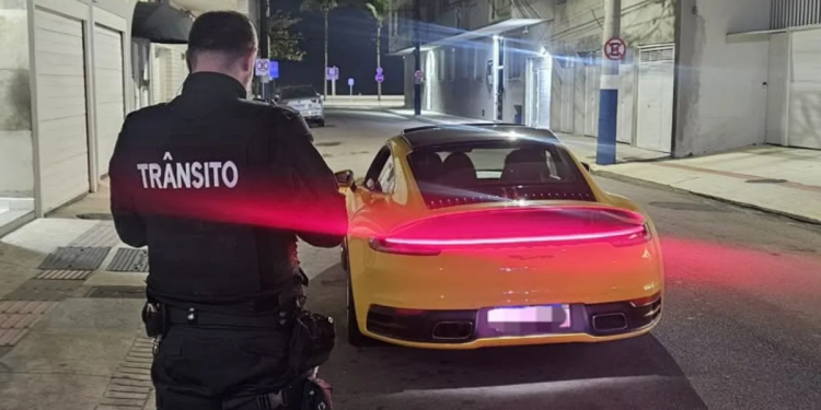 Motoristas fazem “showzinho” com Lamborghini e Porsche e viram alvo de guardas em Balneário Camboriú